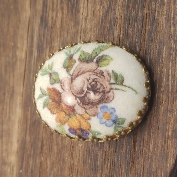 Vintage Jewelry - Vintage sugar essence cottagecore scarf clip B313